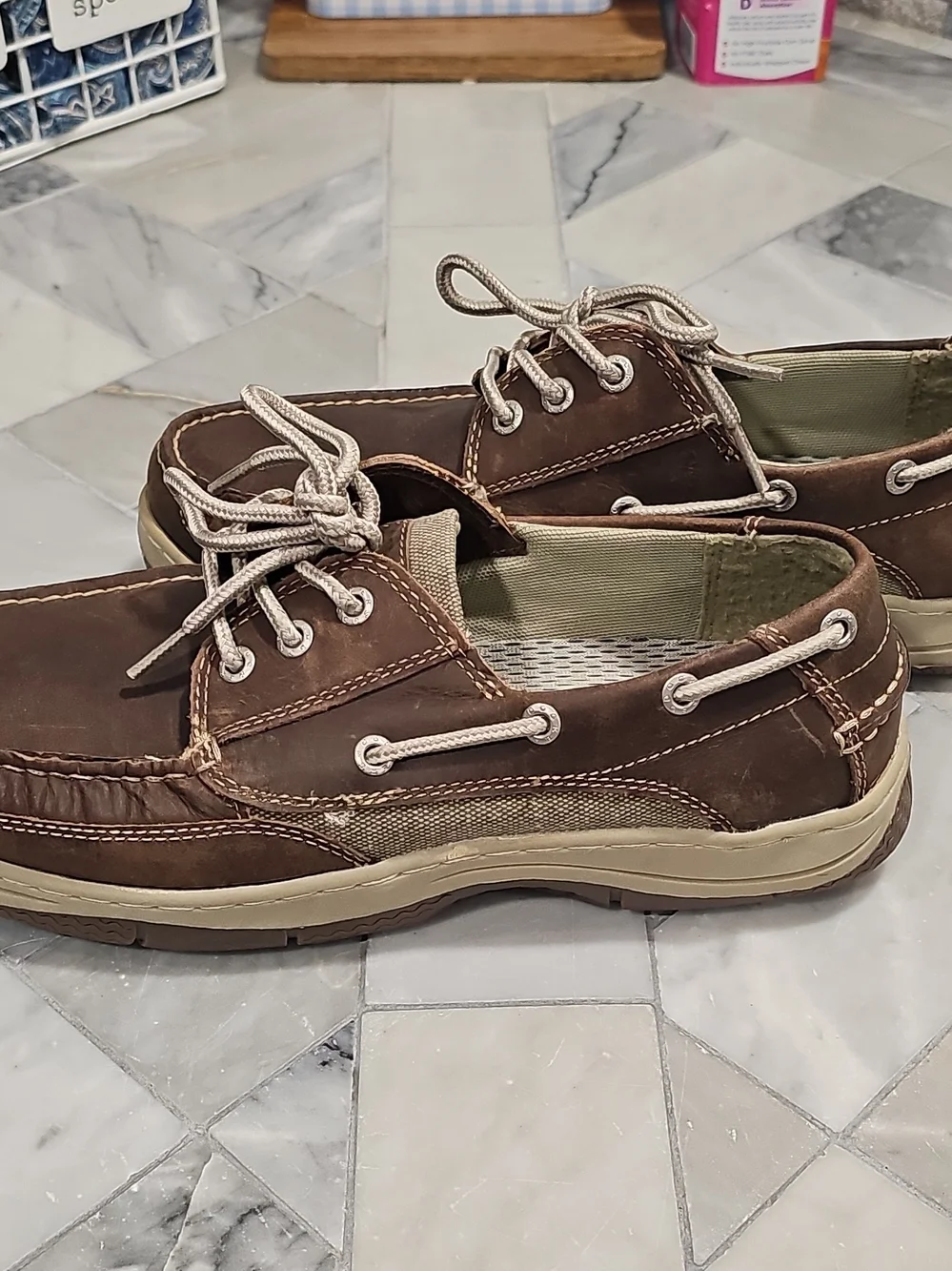 Dockers Classic Brown Leather Men’s Boat Shoes with Beige Laces